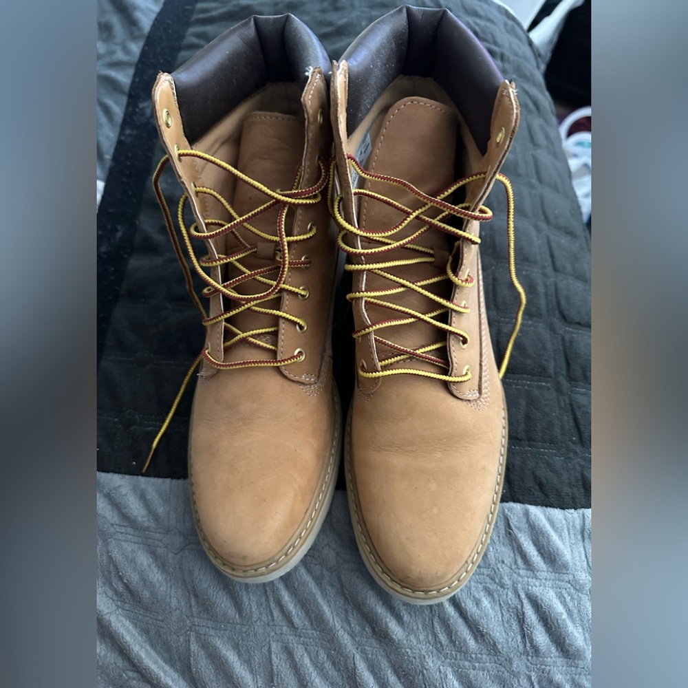 Women timberland boots size 9 runs narrow